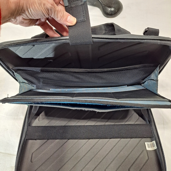 Thule Black Hard Shell Computer Case - Picture 8 of 12